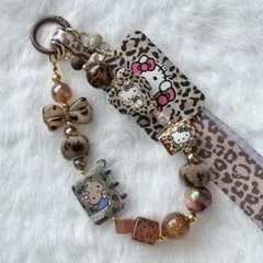 ビーズキーホルダー No.543 白猫ちゃん×ヒョウ柄 茶色 リボン