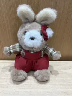 ウサギのぬいぐるみ 赤いオーバーオール