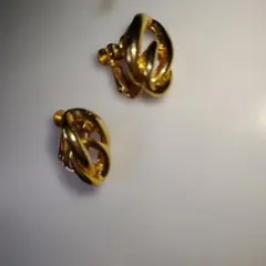 ゴールドカラー ノットデザイン イヤリングのサムネイル