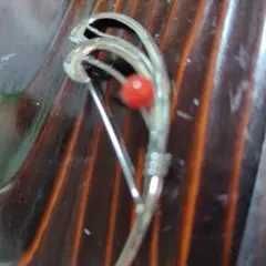 シルバー曲線ブローチ 赤珊瑚