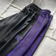 紫のジャージパンツ 蝶の刺繍付き　NEEDLES ネペンテス 紫のジャージパンツ 蝶の刺繍付き NEEDLES ネペンテス