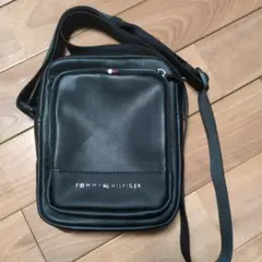 TOMMY HILFIGER ブラックショルダーバッグ