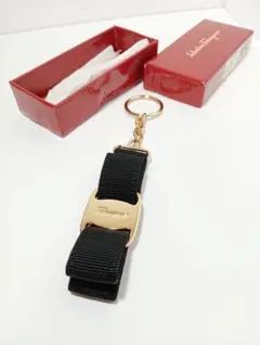 Ferragamo　サルヴァトーレフェラガモ　キーホルダー　ヴァラリボン　黒×金