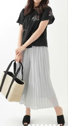 アースミージックアンドエコロジーの2wayオフショル刺繍プルオーバー