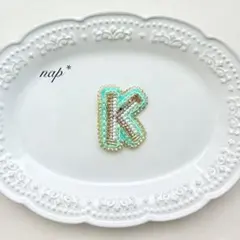 ミントグリーン アルファベット K ブローチ｜ハンドメイド