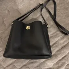 ブラック ショルダーバッグ レザー風