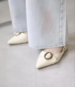 kastane ラインベルトパンプス
