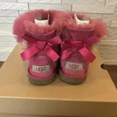 UGG ピンク リボン付きブーツ