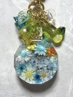 519.ブルーと黄色の花のチャーム レジンで作った すずらん付き