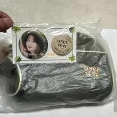 TWICE シーグリONCE WAY モモ缶バッチセットとストラップ付きポーチ