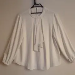 春のお出かけにシフォンブラウス　ホワイトブラウス　ボウタイブラウス