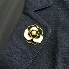 バラデザインのエレガントブローチ