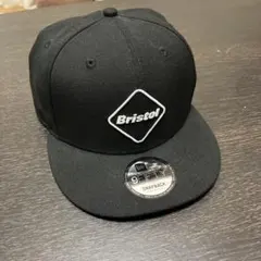FCRB ブラック スナップバックキャップ