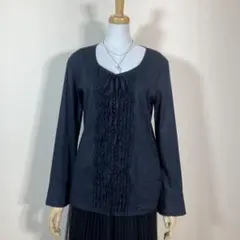 インゲボルグ　黒無地で前身頃にピコフリルいっぱいのブラウスです。