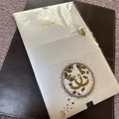 CHANEL シャネルのゴールド＆ホワイトのホリデー限定ギフトラッピングギフト