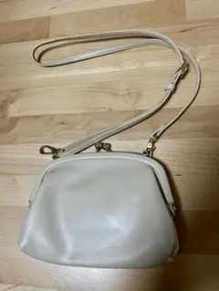 Niko and…アイボリー 合成皮革 がま口ショルダーバッグ