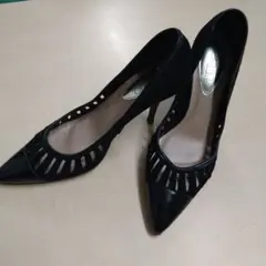 黒いカットアウトデザインのハイヒール