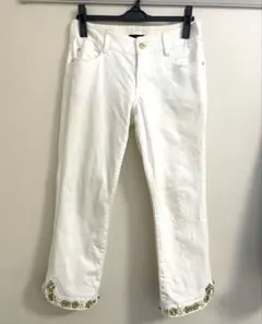 TO BE CHIC ビジュー付きホワイトデニムパンツ 40サイズのサムネイル