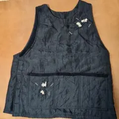 ANTIQUE 黒色エプロン 花の刺繍付き