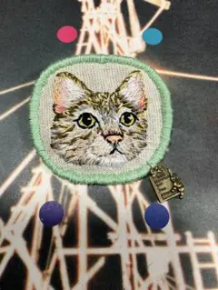 猫刺繍ブローチ・ブローチ　　　猫の眼差し