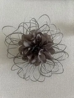 グレーの花コサージュ