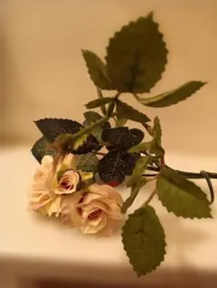 【モニカ様専用】クリーム色のバラの造花アレンジメントのサムネイル