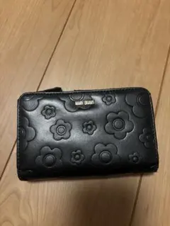 MARY QUANT 花柄エンボス 二つ折り財布 ブラック