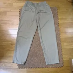 GU ベージュ チノパン