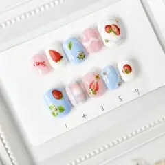 ベリーショートチップ　現品　いちごネイル　春　ピンク　水色　ガーリー　ニュアンス