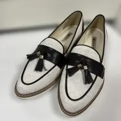 DIANA タッセル付きローファー ホワイト・ブラック