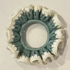 アイボリー×グリーン ラメ入りシュシュ ハンドメイド 毛糸 かぎ針編み 編み物