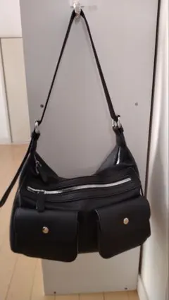 黒い合成皮革ハンドバッグ