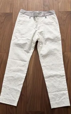 ロペピクニックのホワイト 花柄テクスチャーパンツ