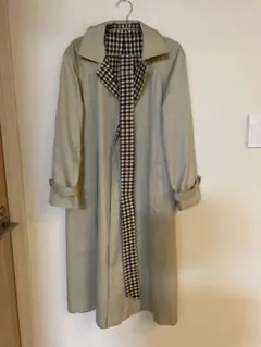 アクアスキュータム　ベージュ チェック柄裏地 トレンチコート