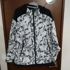 adidas グラフィックウィンドブレーカー