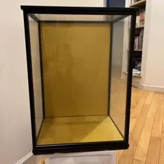 金屏風風背景付き ガラスディスプレイケース