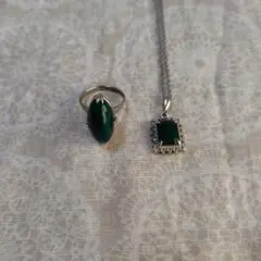 グリーン リングとネックレスセット