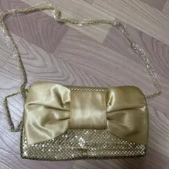 リボン付きゴールドクラッチバッグ
