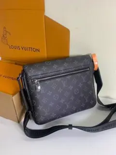LOUIS VUITTON モノグラム エクリプス メッセンジャーバッグのサムネイル