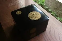 傷有！上質内朱黒漆に優美な丸文羊歯沈金の映える二段重（検輪島塗重箱お重