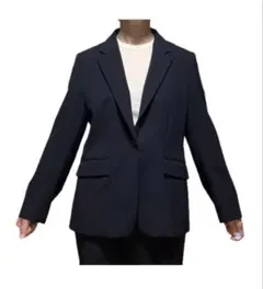 テーラードジャケットとパンツのセットアップ