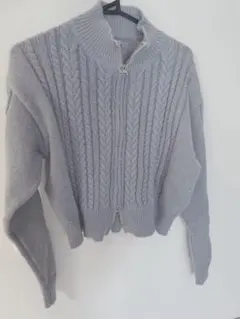 ショート丈　グレー ケーブル編み 長袖セーター