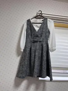 abc une face グレー ドレスと白トップス