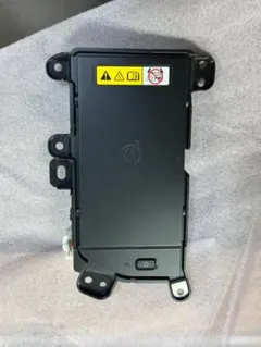 トヨタ純正部品　ランドクルーザー300 置くだけ充電のサムネイル