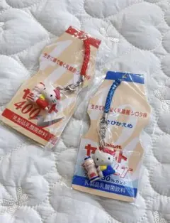 ハローキティご当地ストラップ根付けとヤクルトストラップ ご当地 新品 ハローキティ 根付け ストラップ ヤクルト 400 非売品