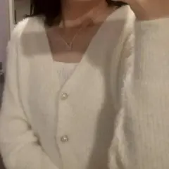 白 シャギーカーディガン クロップド丈 パールボタン　ホワイト　トップス　冬