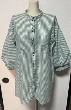 緑と白のストライプボタンシャツのサムネイル