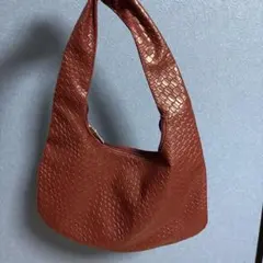 赤い編み込み模様ショルダーバッグ