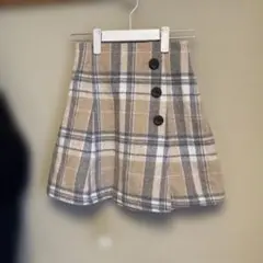 ベージュチェック柄ボタン付きフレアスカート
