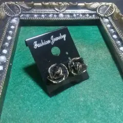 黒ラメ小さなお花ピアス